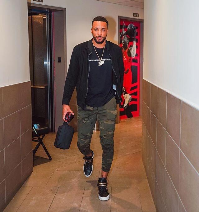 球星突破防线送出关键助攻（王牌强突撕裂防线送出关键助攻）