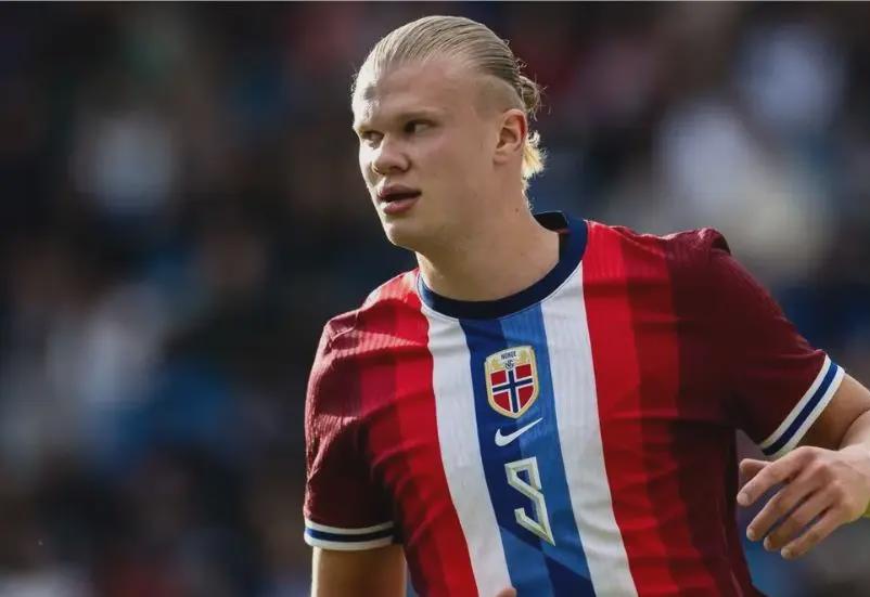 梦幻联动！齐达内晒与樊振东打乒乓球照片