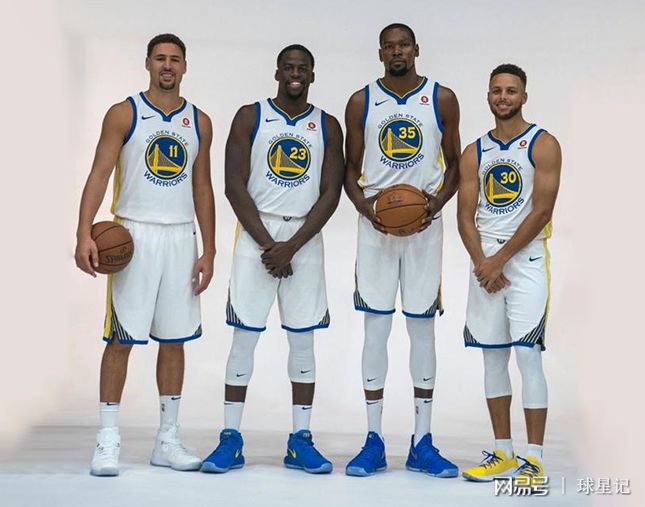 图片报：诺伊尔调整了训练流程，乌尔比希也激励着他继续（图片报：诺伊尔更新训练计划，乌尔比希持续为其打气）