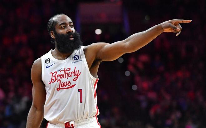 诺伊尔：没考虑重返德国队，希望活在当下和拜仁一起奋斗（诺伊尔：不考虑回归国家队，专注当下，与拜仁并肩作战）