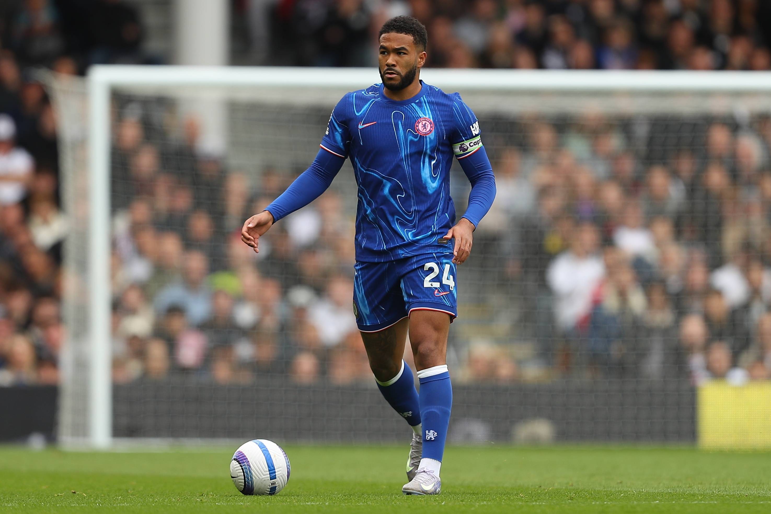 赛季首发阵容曝光 球迷热议（新赛季首发名单出炉 引发球迷热议）