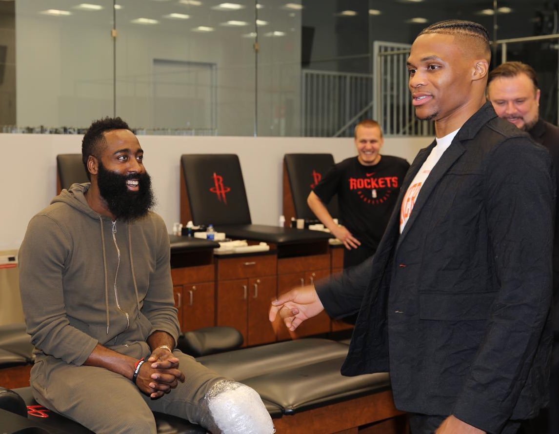 新赛季大幕即将拉开！@上海久事大鲨鱼官方微博 晒定妆照拍摄花絮！（新赛季将启幕，@上海久事大鲨鱼官方微博发布定妆照拍摄花絮！）