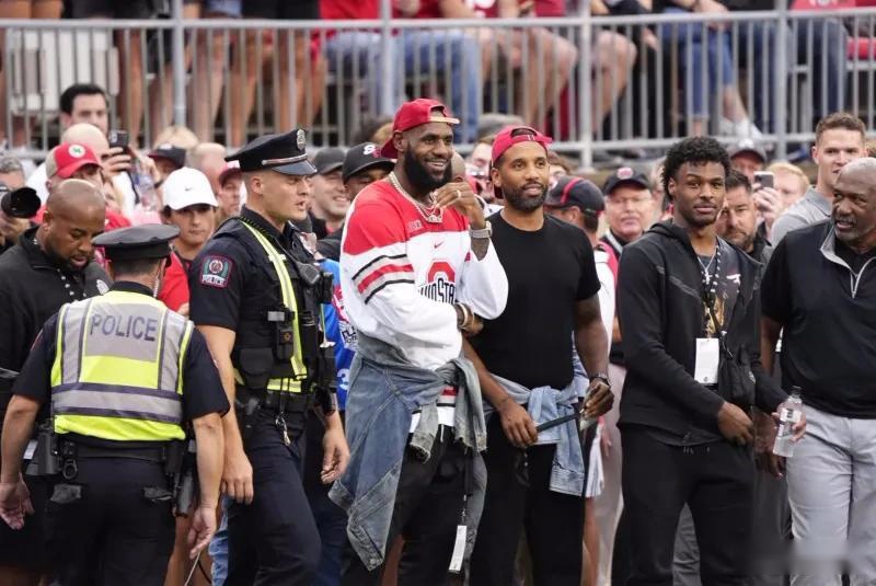 斯基拉丨米兰球探现场考察萨索洛两后卫（斯基拉：米兰球探赴现场考察萨索洛两名后卫）