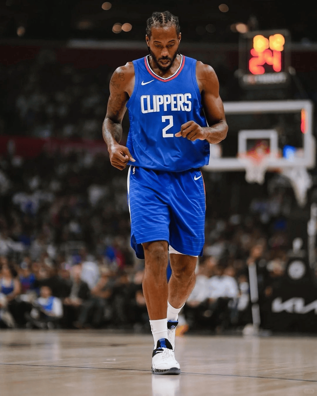 曼联对西汉姆的新布莱恩·姆贝莫罚球判决：裁判的智慧与争议（曼联vs西汉姆：布莱恩·姆贝莫点球判罚，裁判智慧与争议并存）