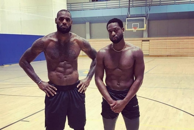 你故意的吧？范戴克防守传中时高举右手导致手球送点（范戴克防守传中时高举右手手球，被判点球）