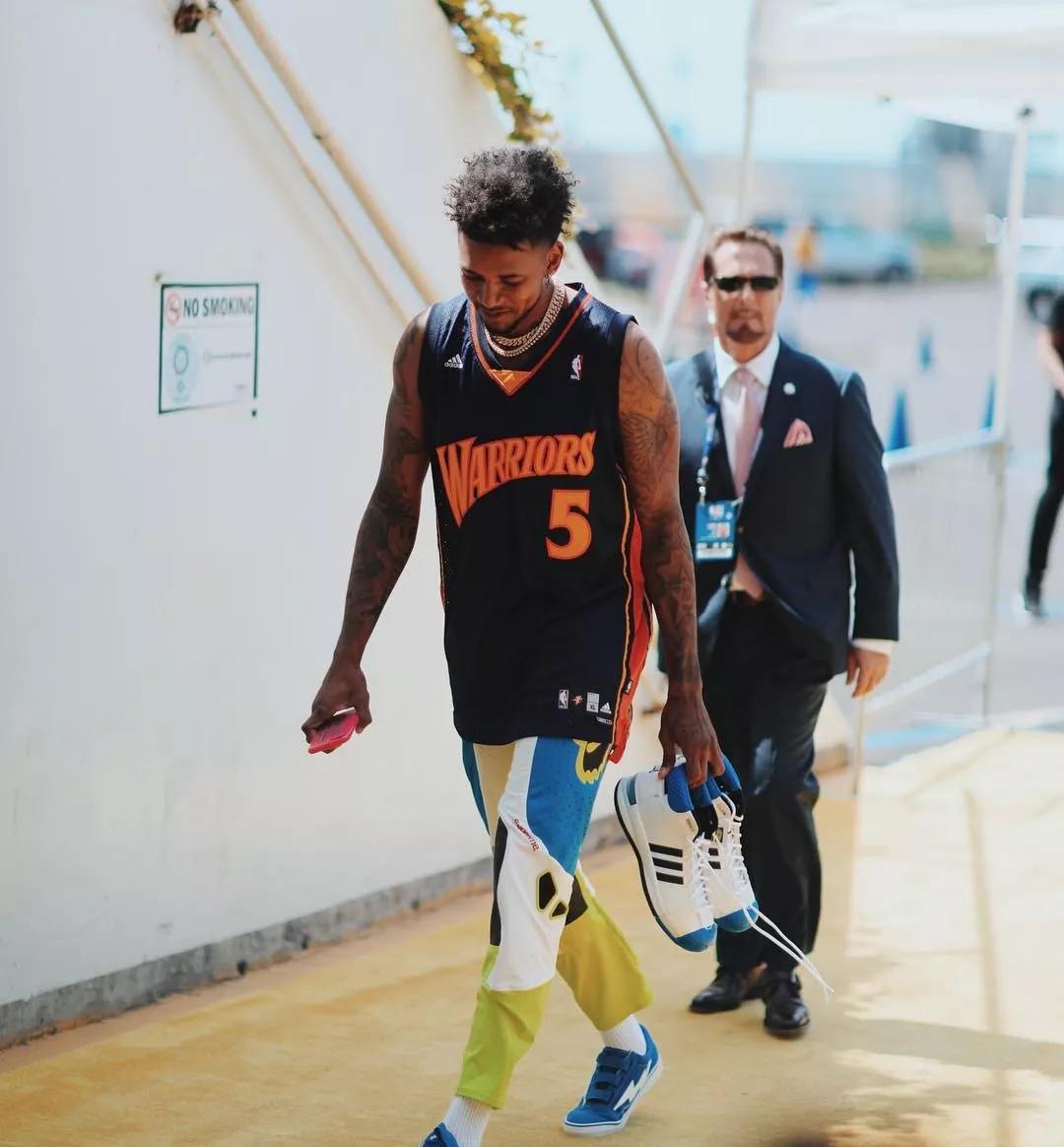 又换一家品牌！库里今日赛前穿上了New Balance（库里赛前又换牌 今日上脚New Balance）