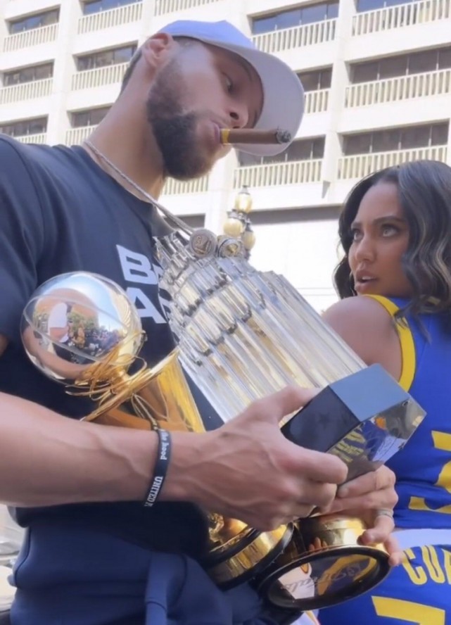 中足联颁奖：辽宁铁人外援姆本扎当选中甲赛季最佳球员（中足联年度颁奖：辽宁铁人外援姆本扎荣膺中甲赛季最佳球员）